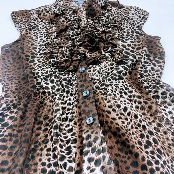 🎉Isabella Rodriguez Animal Print Top w/ Ruffles - Picture 2 of 8